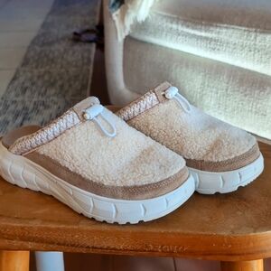 UGG Slipper size 6.5